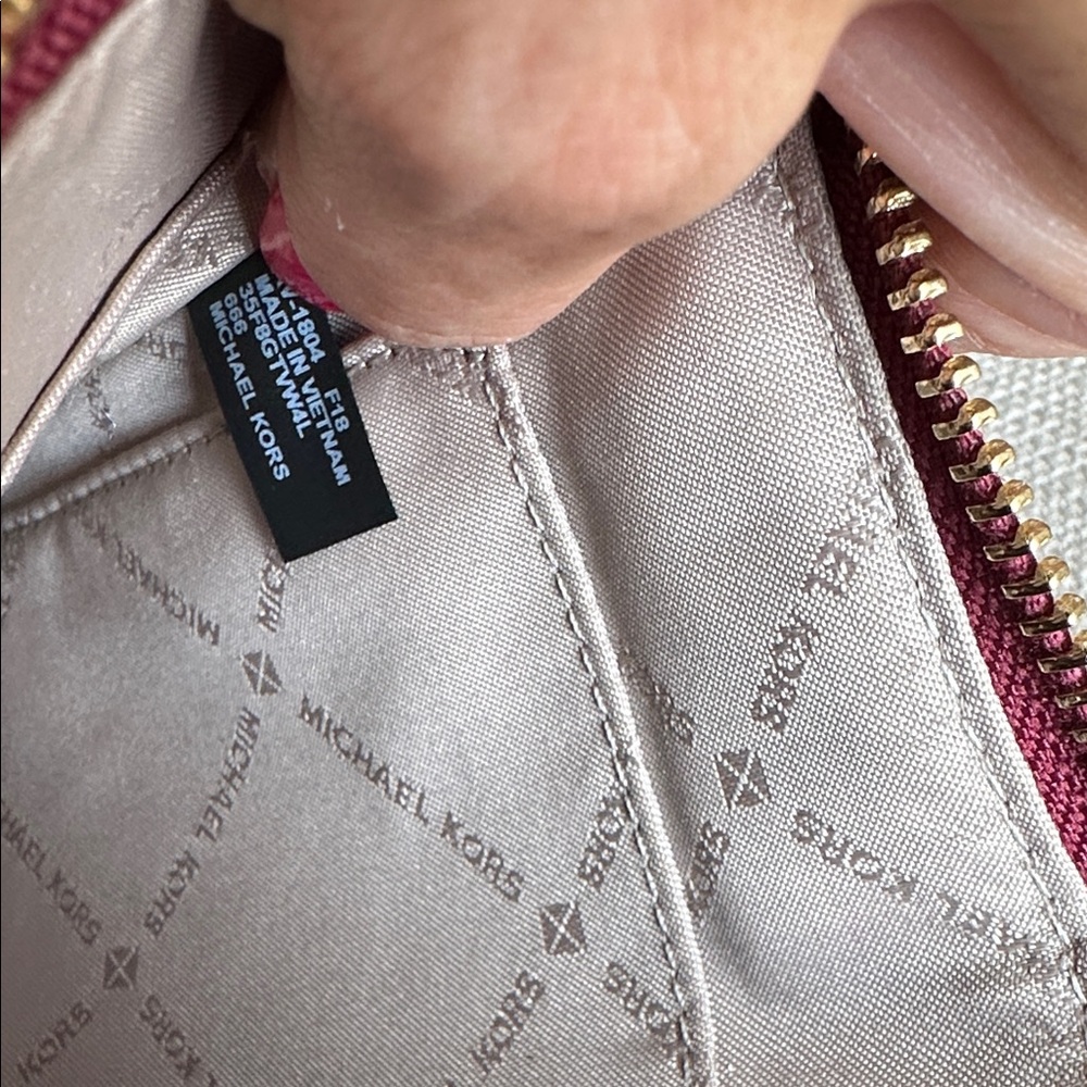 🚩NWOT🚩 Beautiful Michael Kors Burgundy Pebble Leather Studded Wristlet - Picture 11 of 13